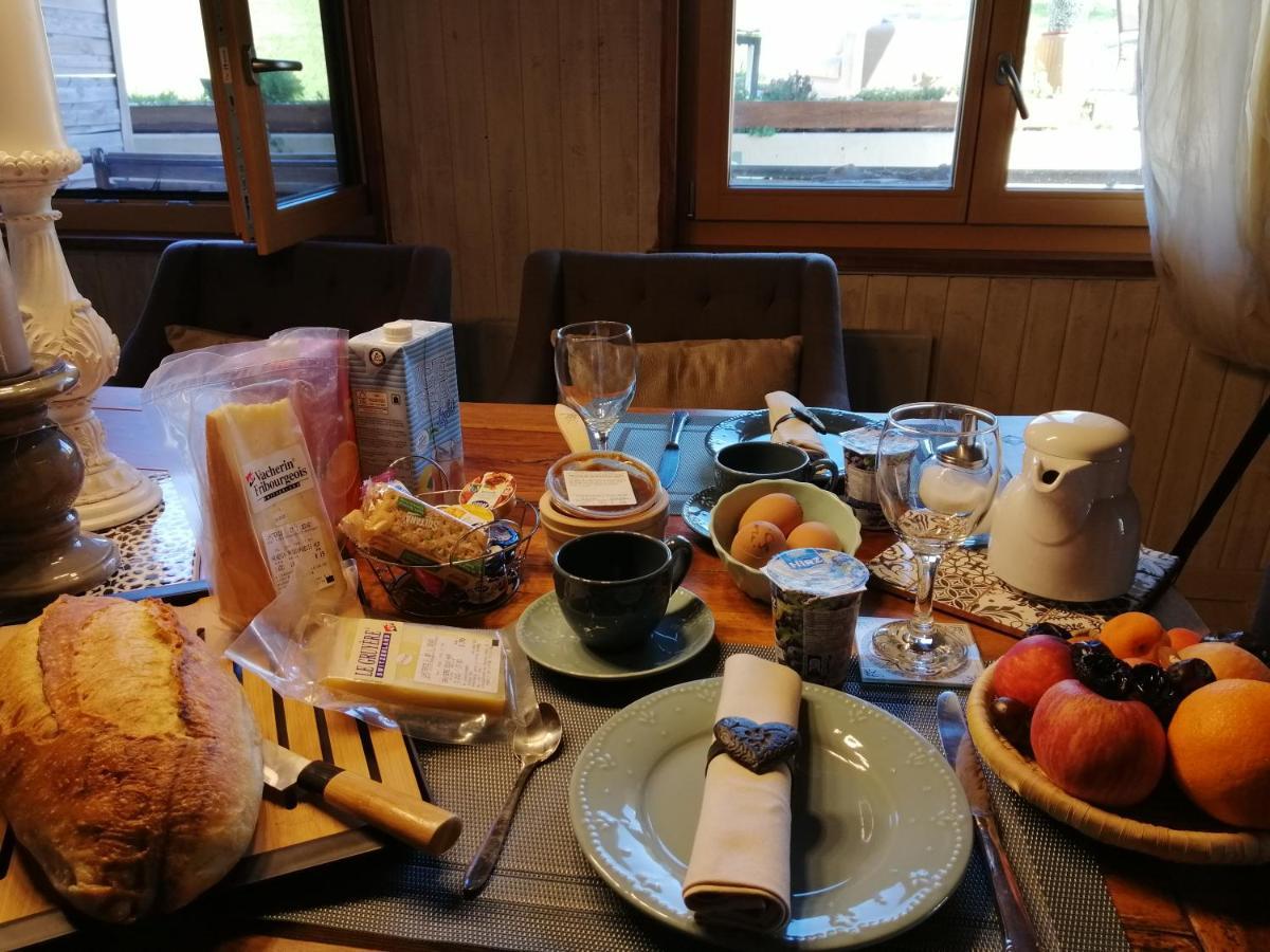 Petite Maison Sur La Colline Du Gibloux: 1Chambre,1 Salon Et Salle De Bain Prives Au Rez De Chausse, Piscine Exterieur Et Bbq , Le Chatelard  Bagian luar foto