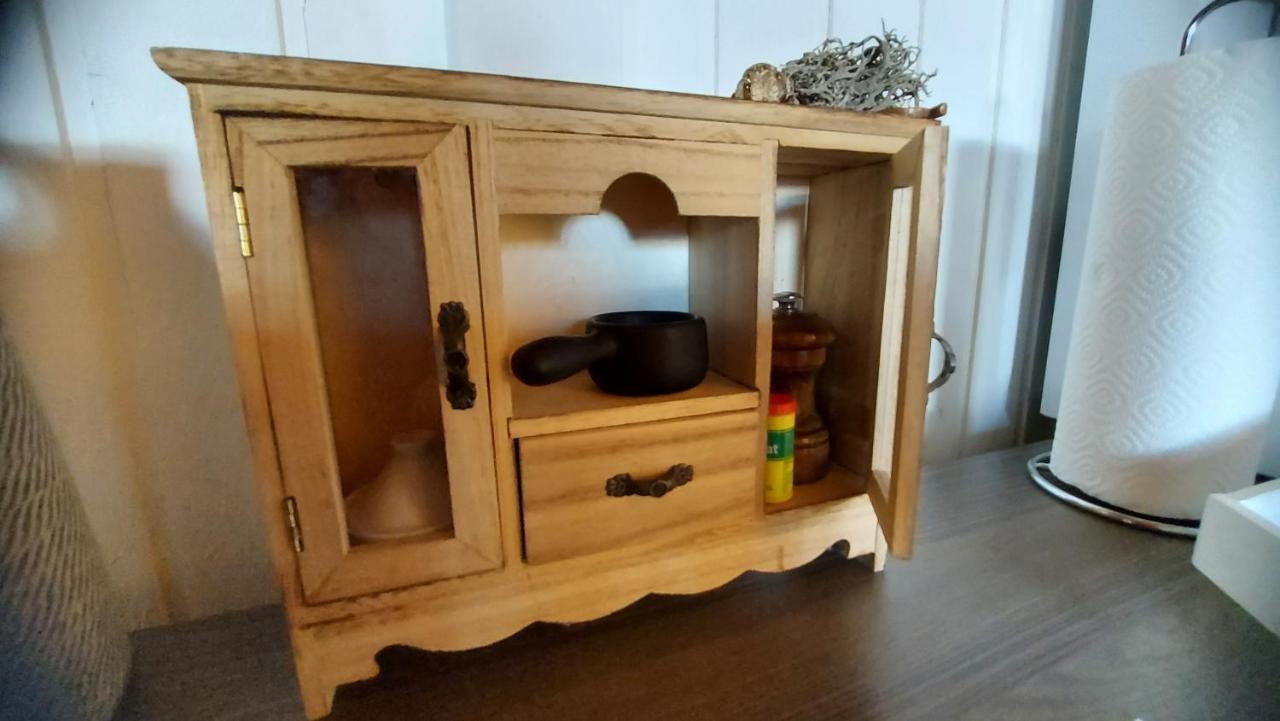 Petite Maison Sur La Colline Du Gibloux: 1Chambre,1 Salon Et Salle De Bain Prives Au Rez De Chausse, Piscine Exterieur Et Bbq , Le Chatelard  Bagian luar foto