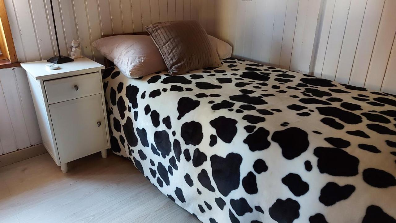 Petite Maison Sur La Colline Du Gibloux: 1Chambre,1 Salon Et Salle De Bain Prives Au Rez De Chausse, Piscine Exterieur Et Bbq , Le Chatelard  Bagian luar foto