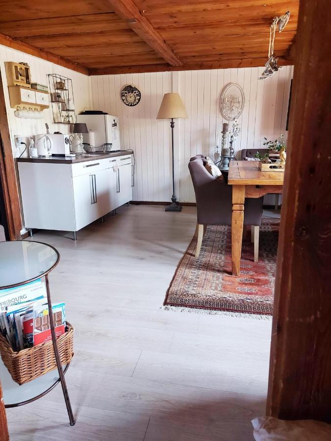 Petite Maison Sur La Colline Du Gibloux: 1Chambre,1 Salon Et Salle De Bain Prives Au Rez De Chausse, Piscine Exterieur Et Bbq , Le Chatelard  Bagian luar foto